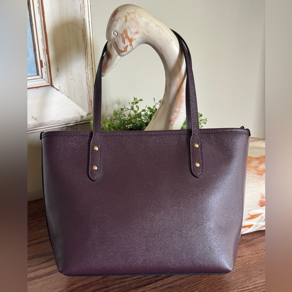 COACH, Brown Tote, Pre-Owned, Condition. Zippered, Gold Hardware. Very Nice. BR - Picture 2 of 10